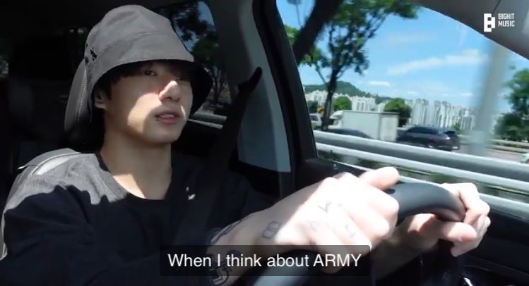 vminiecats's tweet photo. #JUNGKOOK durante su Vlog estaba hablando sobre la canción que hizo para ARMY y dijo: 

🐰“Cuando pienso en ARMY.
🐰 Solo cosas por las que estar  agradecido vienen a mi mente. 
🐰 Siempre lo digo en las entrevistas. 
🐰 ARMY son la razón de nuestra existencia.” (+) https://t.co/VRtFyK0OGR