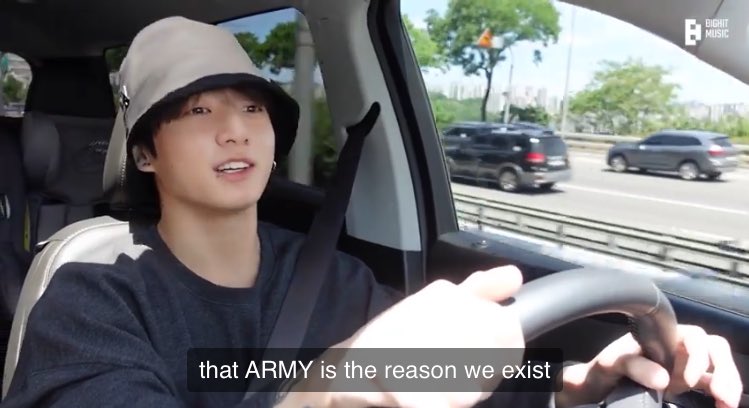 vminiecats's tweet photo. #JUNGKOOK durante su Vlog estaba hablando sobre la canción que hizo para ARMY y dijo: 

🐰“Cuando pienso en ARMY.
🐰 Solo cosas por las que estar  agradecido vienen a mi mente. 
🐰 Siempre lo digo en las entrevistas. 
🐰 ARMY son la razón de nuestra existencia.” (+) https://t.co/VRtFyK0OGR