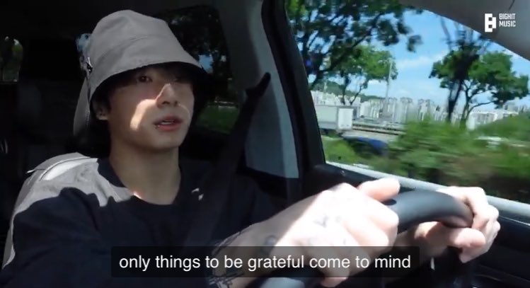 vminiecats's tweet photo. #JUNGKOOK durante su Vlog estaba hablando sobre la canción que hizo para ARMY y dijo: 

🐰“Cuando pienso en ARMY.
🐰 Solo cosas por las que estar  agradecido vienen a mi mente. 
🐰 Siempre lo digo en las entrevistas. 
🐰 ARMY son la razón de nuestra existencia.” (+) https://t.co/VRtFyK0OGR