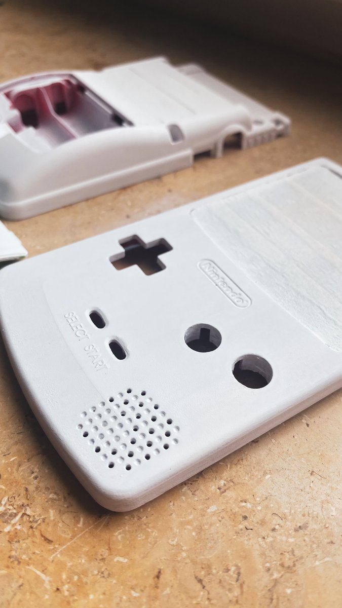 Wings_SG's tweet photo. Kleines Wochenendprojekt. Den 
#GameBoy auseinandernehmen und bemalen. Was kommt da wohl drauf? 
#twitch #twitchDE #twitchdeutschland #retrogaming #smallstreamer https://t.co/LK384rwSzL