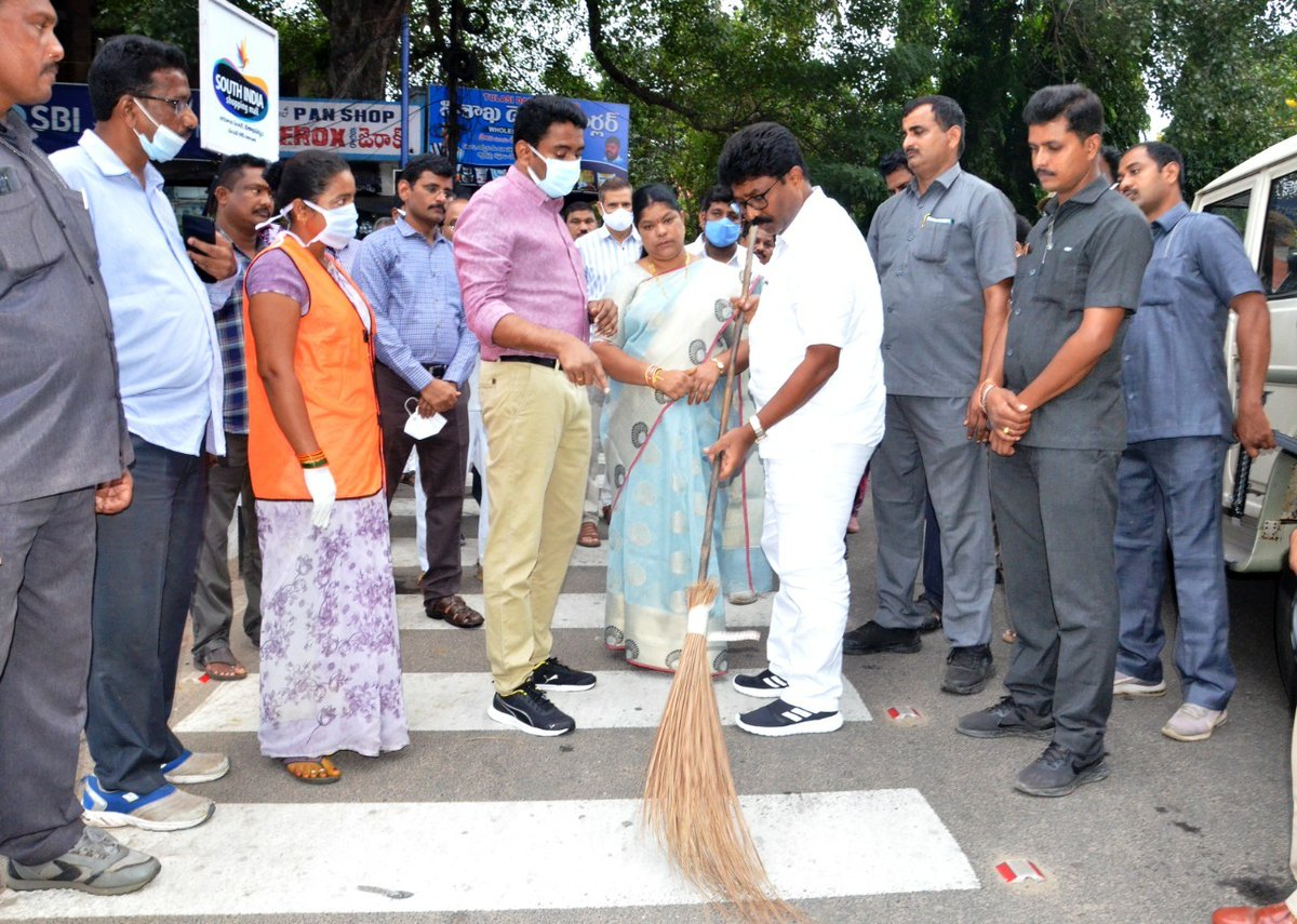 SwachhBharatGov's tweet photo. Hon'ble Minister MA&amp;UD Sri @AudimulapSuresh
along with Mayor and Commissioner of GVMC inspected the sanitation and UGD activities in Relli Veedhi, Official Colony and Ushodaya Junction areas in Wards 17 &amp; 30. 
#SaysNotoPlastic https://t.co/GmRmyNgGzz