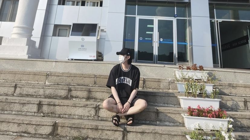 houriyng's tweet photo. YOONGI VISITING HIS MIDDLE SCHOOL https://t.co/ppNM6Kyg9L