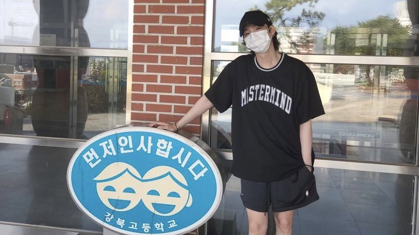 houriyng's tweet photo. YOONGI VISITING HIS MIDDLE SCHOOL https://t.co/ppNM6Kyg9L