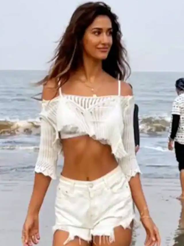 TalpadaManisha's tweet photo. Sexy video alert: Disha Patani's twirls in white bikini and shorts at beach
#DishaPatani  latest video on her Instagram handle shows the actor twirling on a beach wearing a white bikini, 
https://t.co/10Z2FD2Sq0 https://t.co/1j6gPCf09l