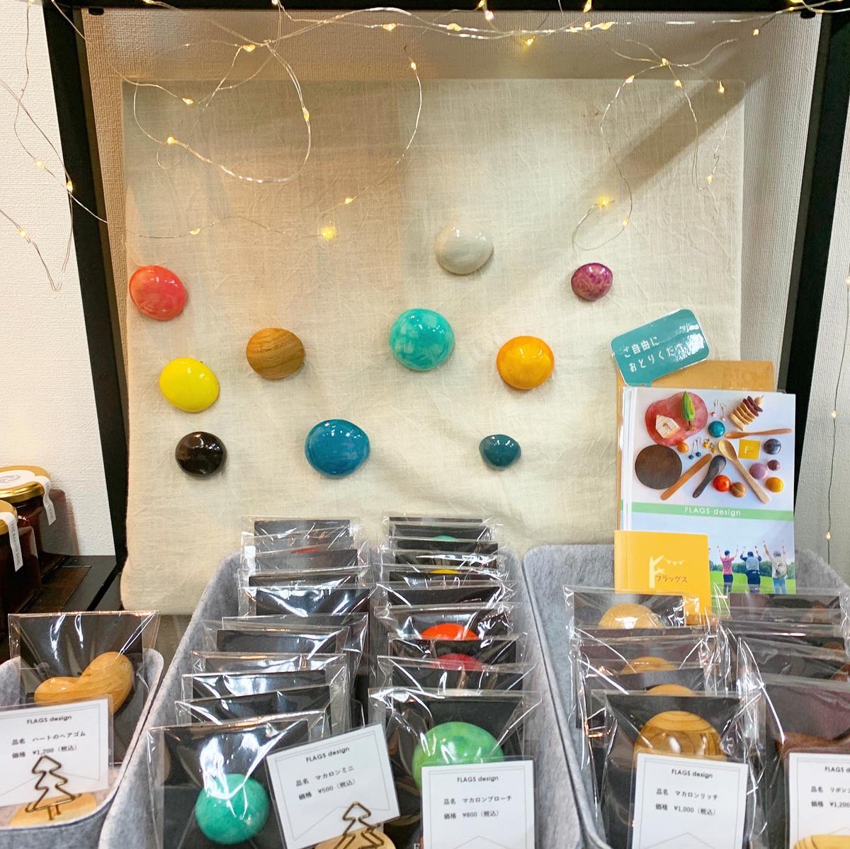 FuchuTerrace's tweet image. 手づくりクラフト作品を展示販売中です！
マカロンブローチやリボンブローチなど、１つひとつ手作業で製作されてた唯一無二の作品です。

ご自身の気持ちにフィットした作品に出会えますように。

@flags_design さんのオンラインストアでもご購入頂けます。

#flagsdesign 
#府中カフェ