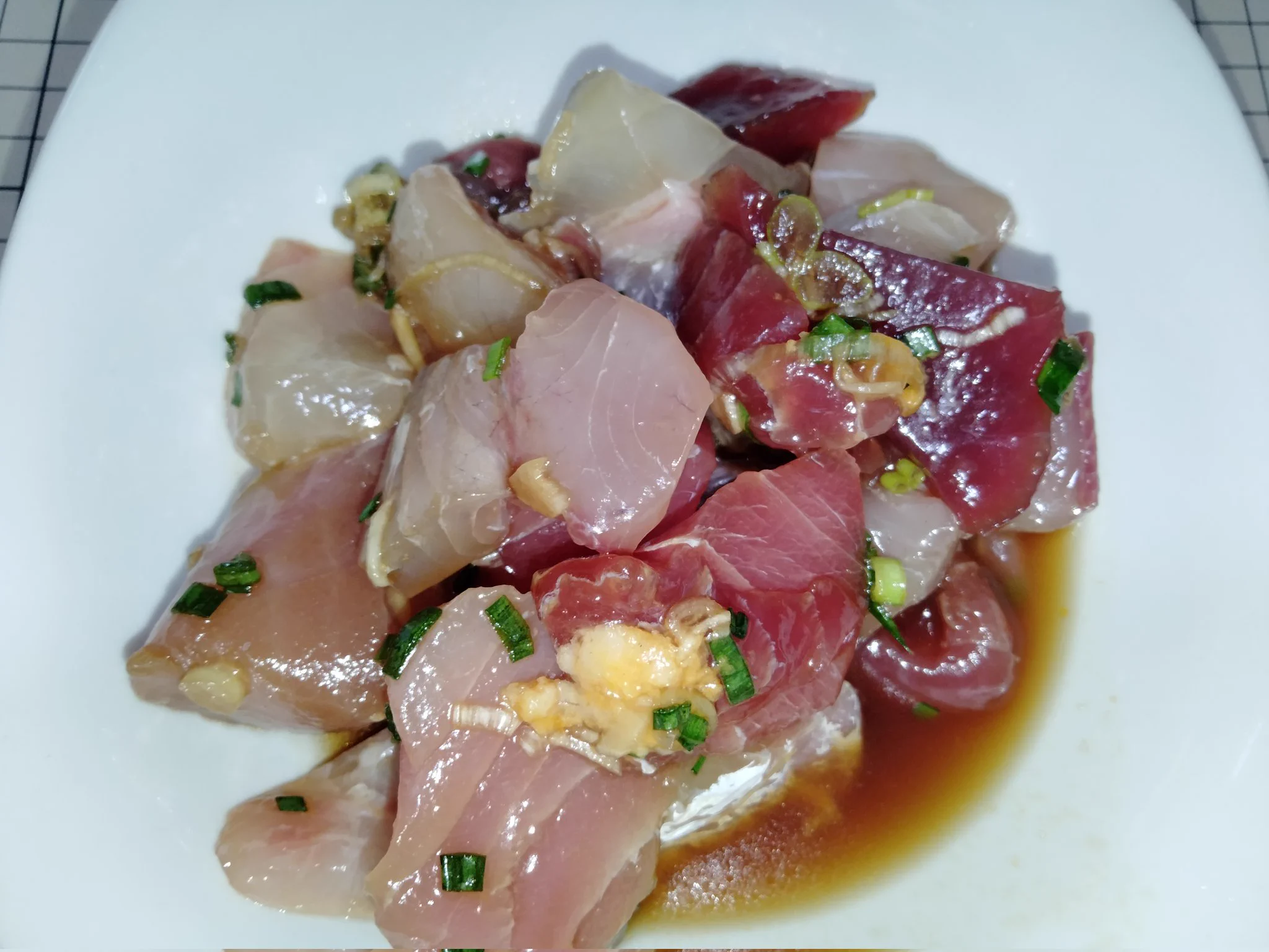 TLにブリの漬けが流れてきて、美味そうだったのでスーパーにブリを買いに行く。けど良いのがなかった。
しかし、刺し身切り落とし(マグロ、ブリ、サーモンの端っこ)があったので「切らなくていいしコレがいいや」って麺つゆ、醤油、薬味、ラー油でテキトーに漬ける。
(ﾟдﾟ)ｳﾏｰ🐴  