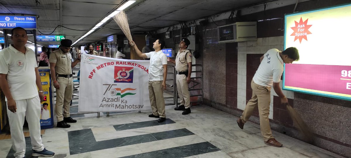 metrorailwaykol's tweet photo. As a part of celebrating #AzadiKaAmritMahotsav #RPF of #KolkataMetro conducted cleanliness drive  at #CentralMetroStation &amp; RPF premises and barracks at Central post to spread the message of #Swachhata.  @AmritMahotsav @RailMinIndia https://t.co/gJ8E7sA4tJ