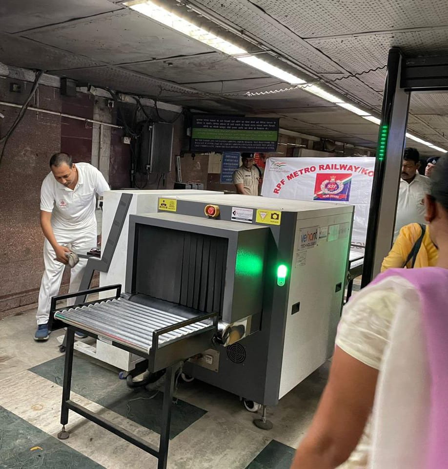 metrorailwaykol's tweet photo. As a part of celebrating #AzadiKaAmritMahotsav #RPF of #KolkataMetro conducted cleanliness drive  at #CentralMetroStation &amp; RPF premises and barracks at Central post to spread the message of #Swachhata.  @AmritMahotsav @RailMinIndia https://t.co/gJ8E7sA4tJ