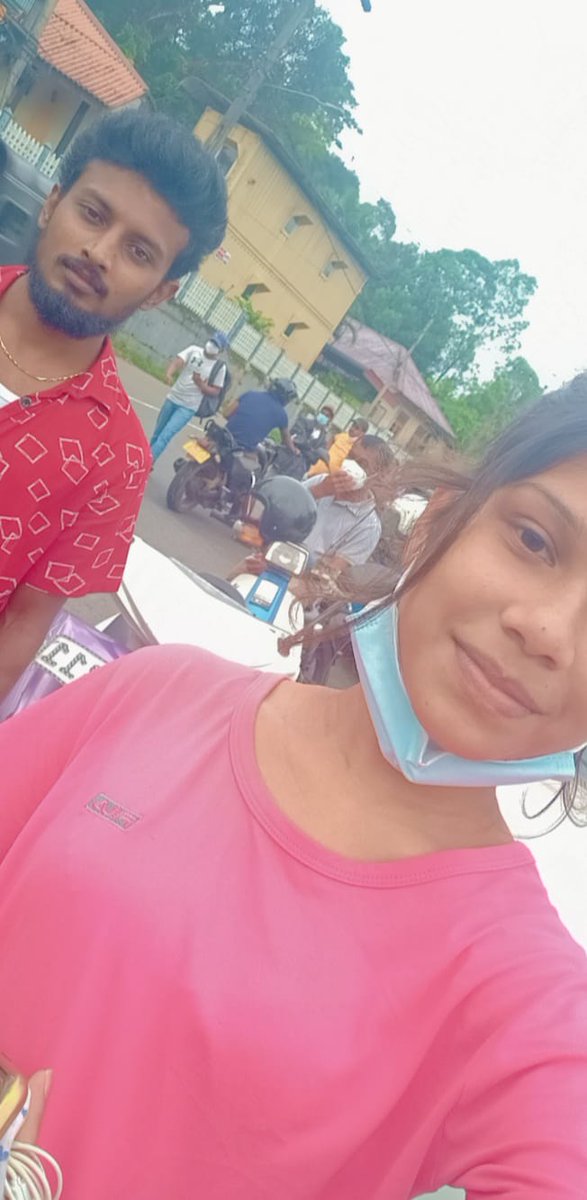 අපි අද නයිට් පෝලිමේ😎 අපි දෙන්නා වාහන තුනක් තියාගෙන ඉන්නෙ😒😁 රෑට කන්න මොකුත් අරන් එන්න කවුරුත් නැද්දෝ....🙈😍 
<a href="/FriendsGammadda/">ගම්ම 🥴🔫❤️🌼</a> 😏 මං අරන් දීපු 👕 එකේ ලස්සන බලනවකො😎❤️ මං වගේ නංගියෙක් ලබන්න ඔහේ පින් කරලා තියෙනවා වැඩී 😒👍