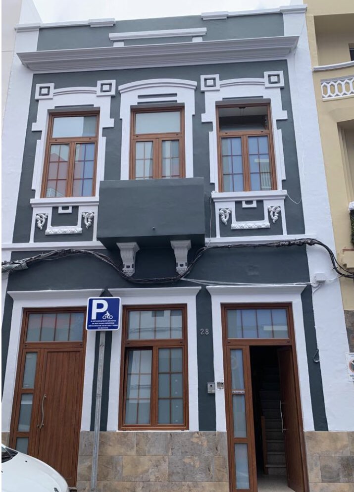LasCanteras's tweet photo. Muy bien por esas familias que arreglan sus casas "de toda la vida” y no caen en la tentación de derribarlas para construir nuevos edificios sin alma.
Calle Faro. La Isleta https://t.co/R8nr6qGaDX