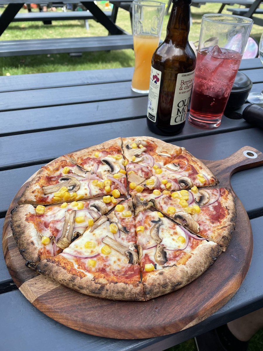 cionalintin's tweet photo. Pizza time!! @Lintinracing https://t.co/6X50xZFglq