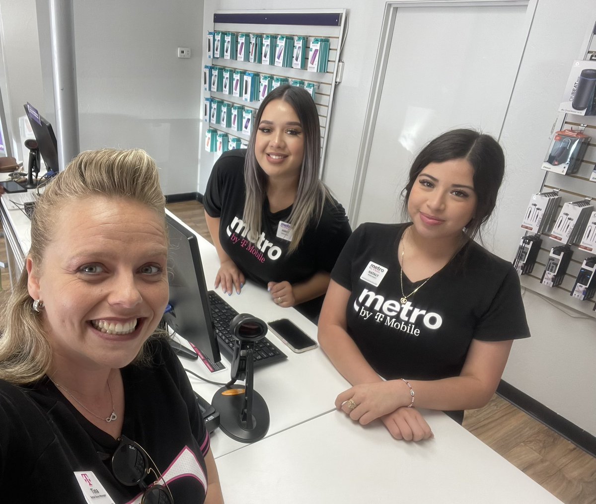 These lovely ladies were showin some amazing customer love after our development session yesterday 🎉🎉#MetroByTmobile <a href="/JHill_MANgenta/">J.K. Hill</a> <a href="/dmantmob/">Dust</a> <a href="/WinstonAwadzi/">Winston Awadzi</a>