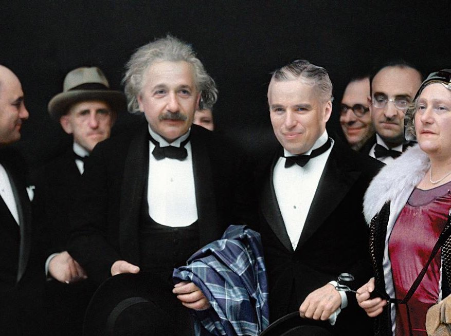 [Fil 𝓗𝓲𝓼𝓽𝓸𝓲𝓻𝓮 𝓮𝓷 𝓬𝓸𝓾𝓵𝓮𝓾𝓻🧶]

Les photos en noir et blanc, c'est du passé ! Désormais des artistes les colorisent, avec les débats que cela suscite chez les historiens. Petite compilation des meilleures d'entre elles 👇

(1/..) Ici, Einstein &amp; Chaplin (1931)