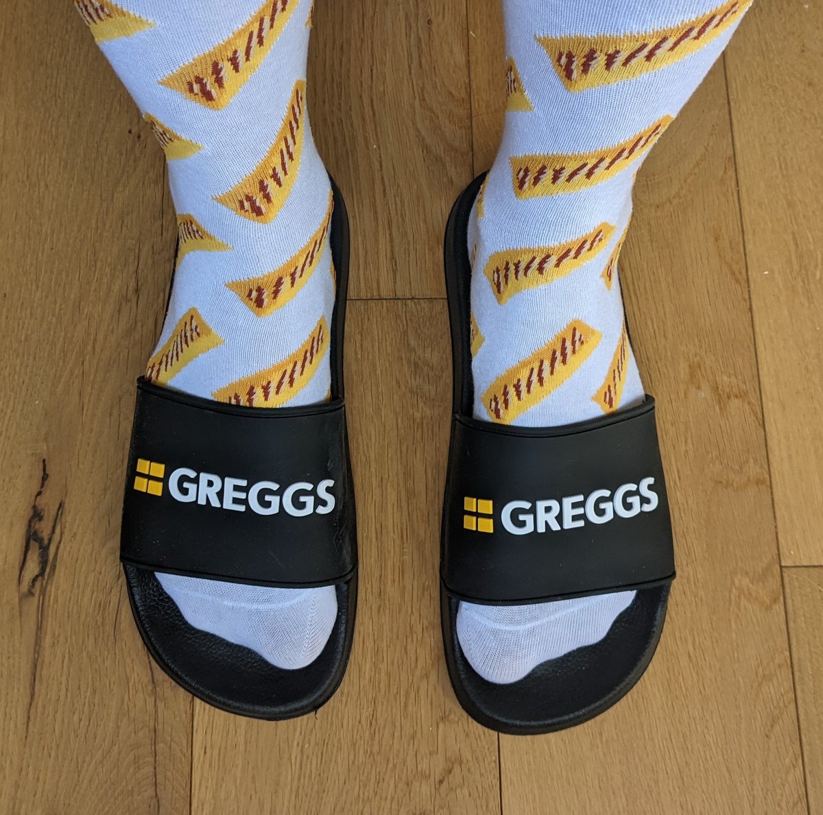mikeymike12345's tweet photo. @sunlightsappho So you don't like my new socks and sliders combo? https://t.co/Pp60xmmL8U