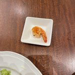 主役は後からやってくる!？サラダに入れ忘れられたエビが、小皿で登場。