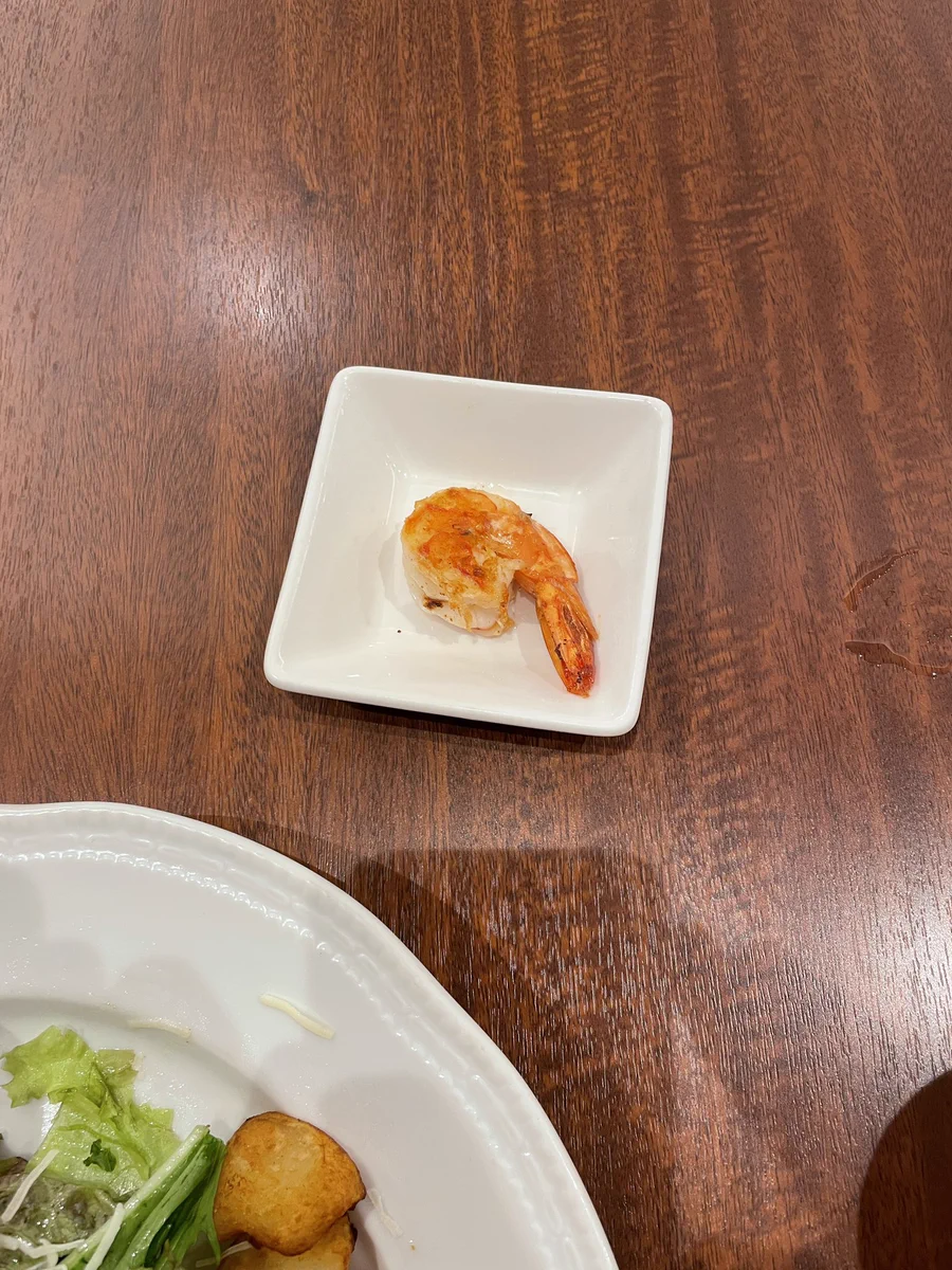 主役は後からやってくる！？サラダに入れ忘れられたエビが、小皿で登場。