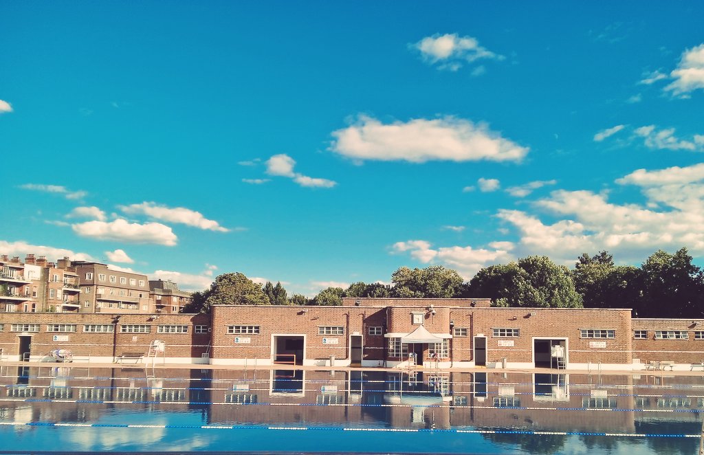 I left my heart in Gospel Oak. Thanks to everyone who made it to the end event for my lido painting exhibition @ Lido Café Parliament Hill Lido #nw5 The show is up all weekend.
 I love this Gospel Oak mug from <a href="/MaudieMilton/">maudmilton</a> featuring her beautiful roundel outside the station