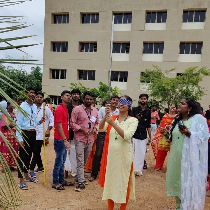 dcseLEAD's tweet photo. ದೇಶಪಾಂಡೆ ಸ್ಕಿಲ್ಲಿಂಗ್ ಕ್ಯಾಂಪಸನಲ್ಲಿ ದೇಶಪಾಂಡೆ ಸುಸಂಧಿ ವಿದ್ಯಾರ್ಥಿಗಳಿಂದ ಆಯೋಜಿಲಾಗಿದ್ದ ನಮ್ಮ ಸಂಸ್ಕೃತಿ ನಮ್ಮ ಹೆಮ್ಮೆ ಕಾರ್ಯಕ್ರಮದಲ್ಲಿ ಜನಪದ ಗೀತೆ, ಜನಪದ ನೃತ್ಯ, ಗೋಲಿ ಆಟ, ಮಡಿಕೆ ಒಡೆಯುವ ಆಟ, ಹಿಟ್ಟಿನಲ್ಲಿ ನಾಣ್ಯ ಹುಡ್ಕಾಟ, ಬೇಳೆ ಒಡೆಯುದು, ಹೀಗೆ ಮುಂತಾದ ಆಟ ಆಡುವುದರ ಮುಂಖಾತರ ನಮ್ಮ ಬಾಲ್ಯದ ನೆನಪುಗಳು ಮರುಕಳಿಸುವಂತಾಗಿತು. https://t.co/9YwrfPbfYJ