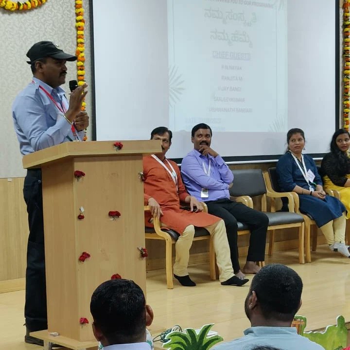 dcseLEAD's tweet photo. ದೇಶಪಾಂಡೆ ಸ್ಕಿಲ್ಲಿಂಗ್ ಕ್ಯಾಂಪಸನಲ್ಲಿ ದೇಶಪಾಂಡೆ ಸುಸಂಧಿ ವಿದ್ಯಾರ್ಥಿಗಳಿಂದ ಆಯೋಜಿಲಾಗಿದ್ದ ನಮ್ಮ ಸಂಸ್ಕೃತಿ ನಮ್ಮ ಹೆಮ್ಮೆ ಕಾರ್ಯಕ್ರಮದಲ್ಲಿ ಜನಪದ ಗೀತೆ, ಜನಪದ ನೃತ್ಯ, ಗೋಲಿ ಆಟ, ಮಡಿಕೆ ಒಡೆಯುವ ಆಟ, ಹಿಟ್ಟಿನಲ್ಲಿ ನಾಣ್ಯ ಹುಡ್ಕಾಟ, ಬೇಳೆ ಒಡೆಯುದು, ಹೀಗೆ ಮುಂತಾದ ಆಟ ಆಡುವುದರ ಮುಂಖಾತರ ನಮ್ಮ ಬಾಲ್ಯದ ನೆನಪುಗಳು ಮರುಕಳಿಸುವಂತಾಗಿತು. https://t.co/9YwrfPbfYJ