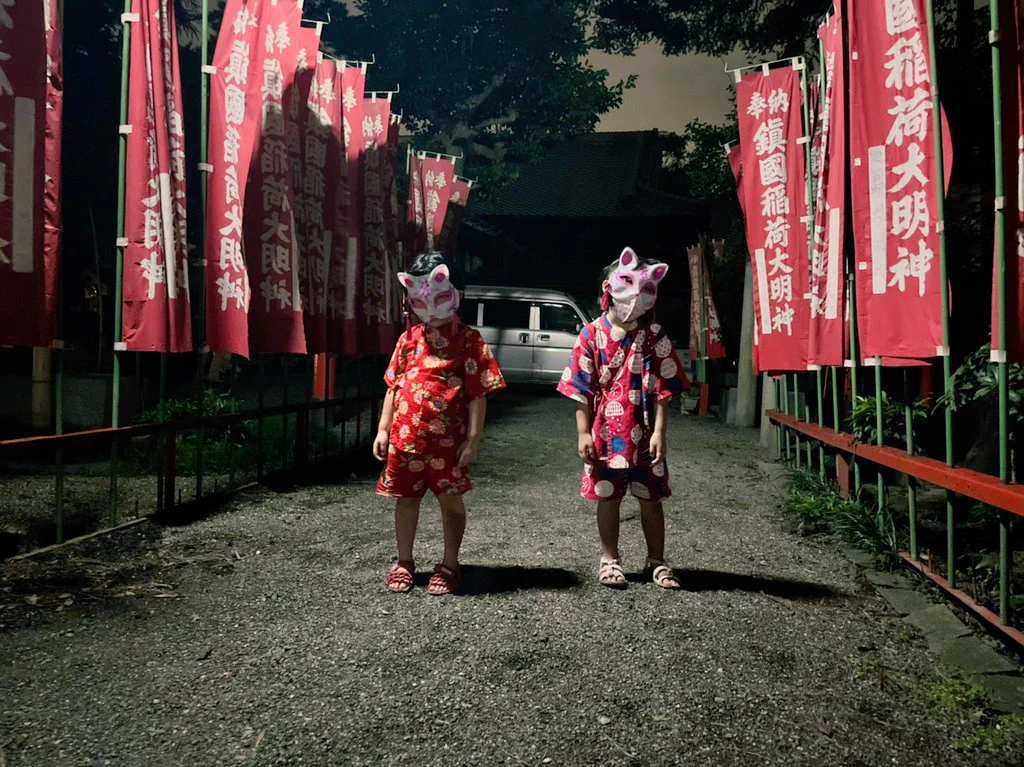 夏祭りでお面を買ってあげたら…ホラーゲームの1コマみたいになったw