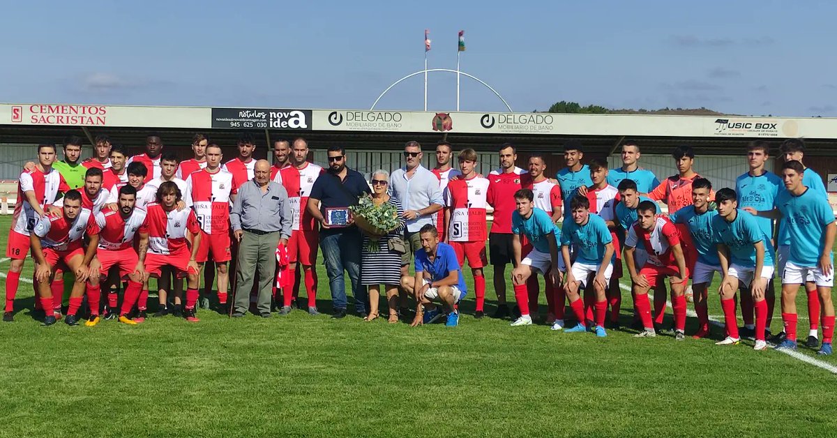 vareaoficial's tweet photo. ⚪🔴 HOMENAJE MOCHI 🔴⚪

📸Os dejamos algunas imágenes del homenaje de nuestro amigo Óscar Santos "Mochi"

Todo es poco para agradecer su dedicación al club, siempre estarás en nuestro recuerdo amigo 

📢📢UN BARRIO UN EQUIPO!!!! 

#cdvarea⚪🔴 
#ORGULLOVAREA
#vamosvarea⬜🟥 https://t.co/hRUlAua6Iw