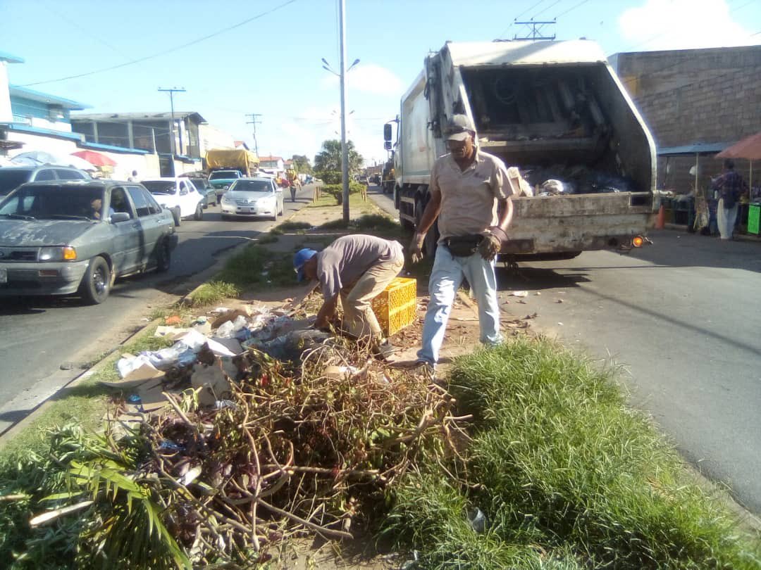 comandosergioh's tweet photo. Sábado de estamos consolidando las políticas ambientales, nuestros equipos mantienen las labores de mantenimiento y recolección de basura en las áreas de Ciudad Bolívar, ejemplo de constancia y trabajo #Bricomiles1x10 https://t.co/O3xwGx6jfK