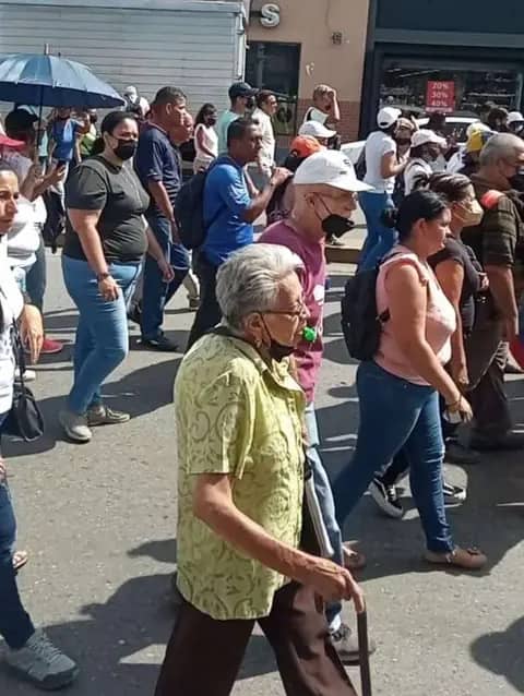 Jcolmenares_1's tweet photo. La dama del bastón y el caballero de la gorra.

Son mis padres, orgulloso de ser vástago de esos robles. Entre los dos suman más de 70 años de servicio al magisterio, en todos los niveles educativos, con carrera destacada y muy apreciados por colegas y estudiantes. https://t.co/9MkzzI1iVA