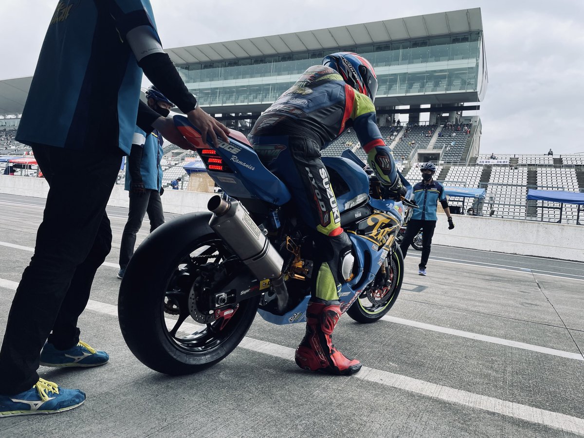 HamamatsuTitan's tweet photo. 遂に明日は鈴鹿8耐 決勝！
目標はSSTクラス入賞！

目標を立てて頑張ることは楽しいこと。浜松チームタイタンも目標に向かって精一杯頑張りますので、応援よろしくお願いします！🔥🔥🔥

レースが好きだ！！

#鈴鹿8耐 #浜松チームタイタン #鈴鹿8時間耐久ロードレース #レースが好きだ https://t.co/1s00qyOGSL