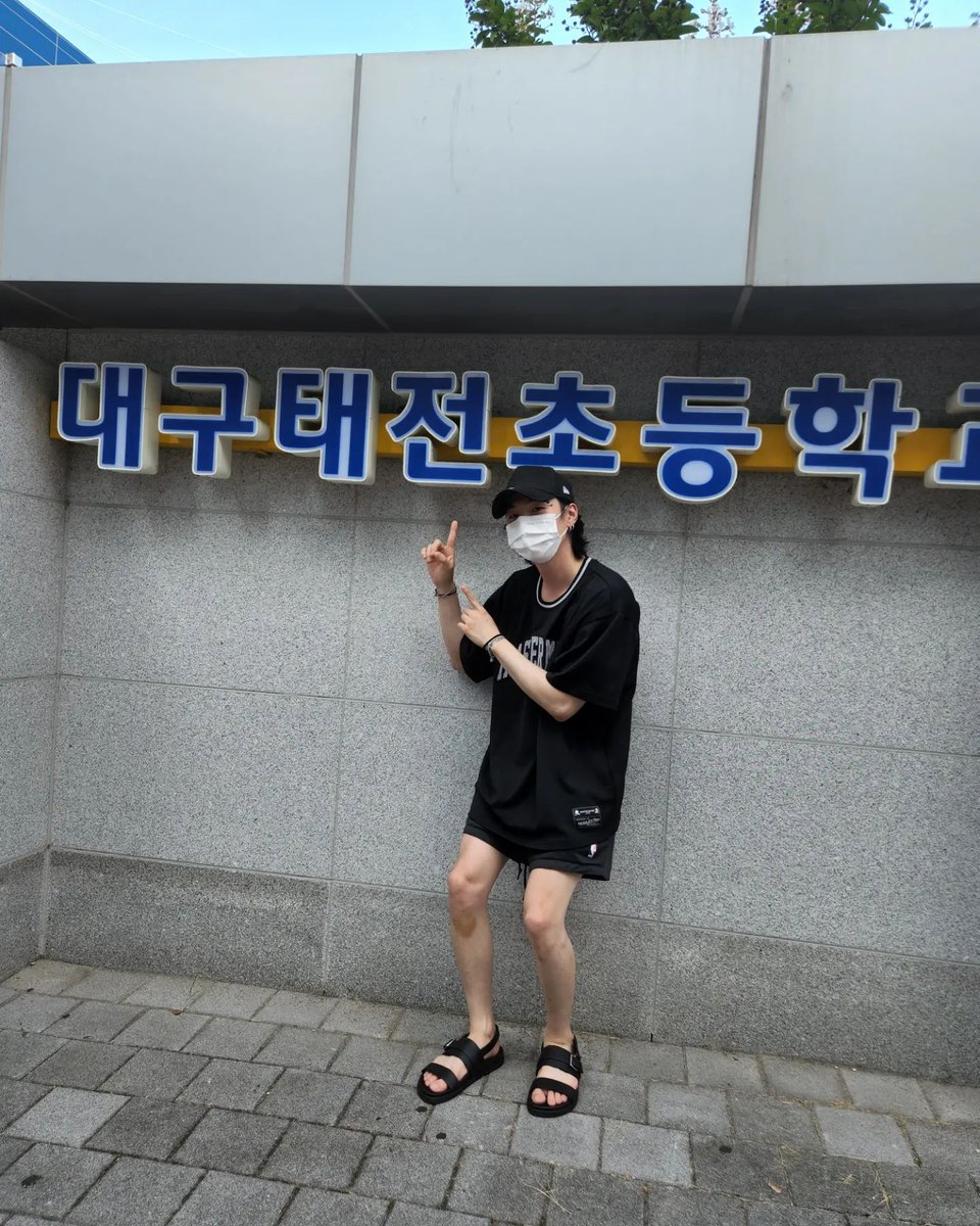 PortalMinYoongi's tweet photo. Foto 220806 Aquela voltinha por Daegu e passando pelas escolas da sua vida? Yoongi (agustd) fez esse passeio.

Legenda: Vamos dizer olá primeiro

Gangbuk High School (1)
Gwaneum Middle School (2) 
Taejeon Elementary School (3)

#슈가 #SUGA @BTS_twt 
📍https://t.co/vQziZ0yVPy https://t.co/JXUlTcaZMP