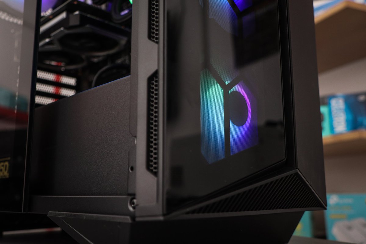 micro_planet's tweet photo. 🟥🟩🟦
Configuration montée dans un boitier RGB Msi en magasin https://t.co/cUwa142Yfj