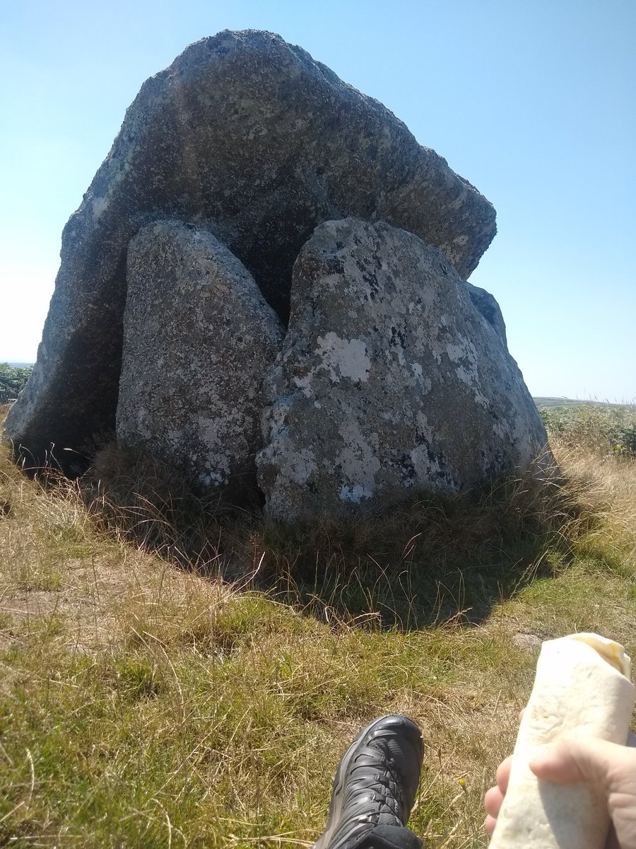 0bened0's tweet photo. Packed a lunch (Falafel!) and stomped up to Mulfra Quoit. Spectacular views of Mounts Bay and no other soul in sight. #lughnasadhpicnic
@the_stone_club
#packasnack https://t.co/QW4lmPO3ld