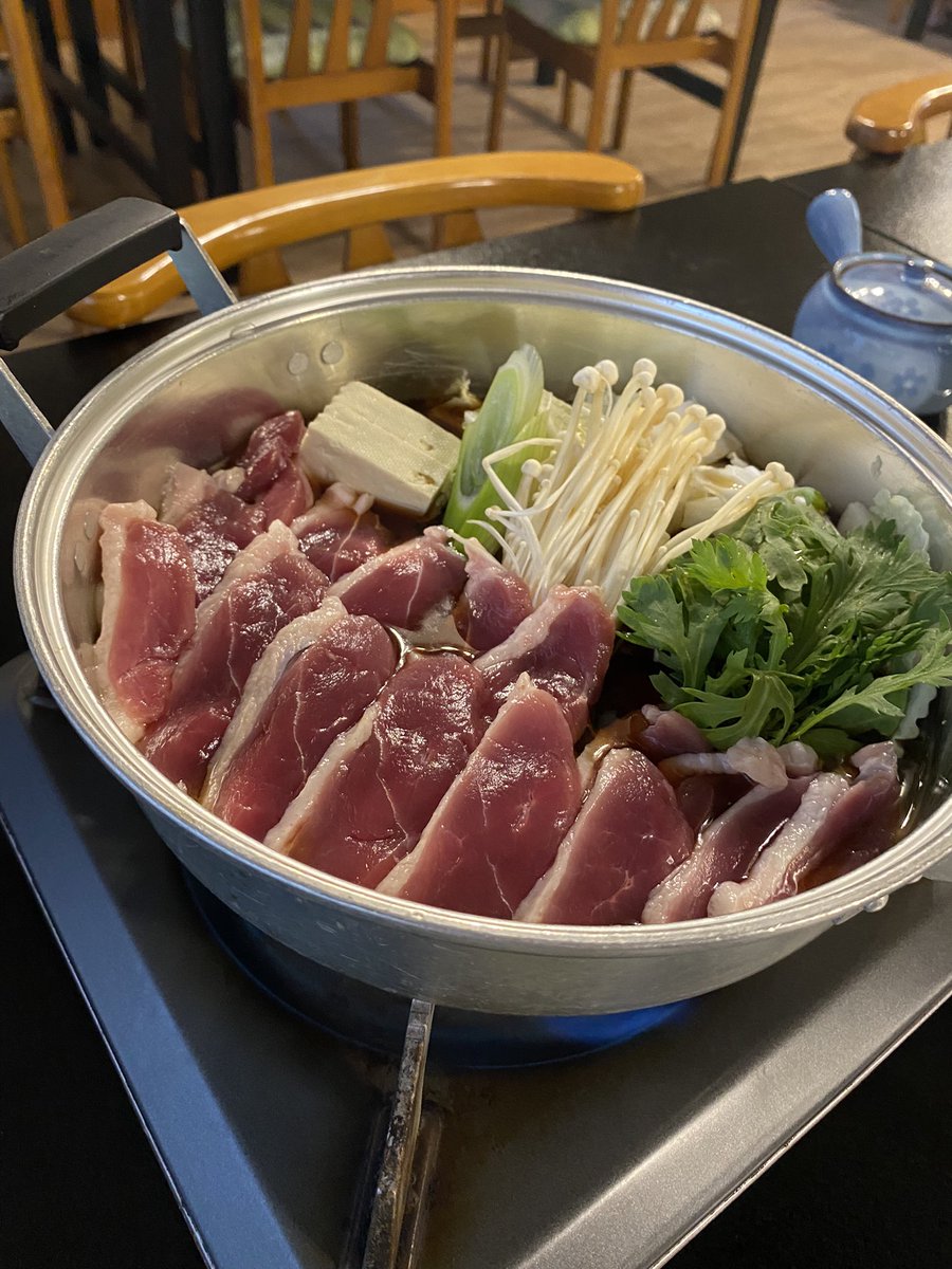 乗鞍温泉・青葉荘に宿泊した☺️お部屋着いた時、エアコンなくて絶望したけど、夜は窓開ければむしろ寒いくらいになった🙂お風呂が最近リニューアルされたみたいで綺麗やし、お湯も白い濁り湯で良かった✨そこに湯の花の泥ができるくらい湯の花いっぱい！料理もめちゃ多くて美味しかった🥰