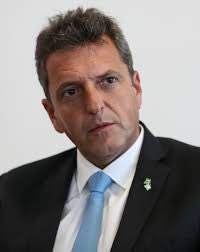 Ella dejó su laburo por sostener sus ideas. Él dejó sus ideas para sostener su laburo.