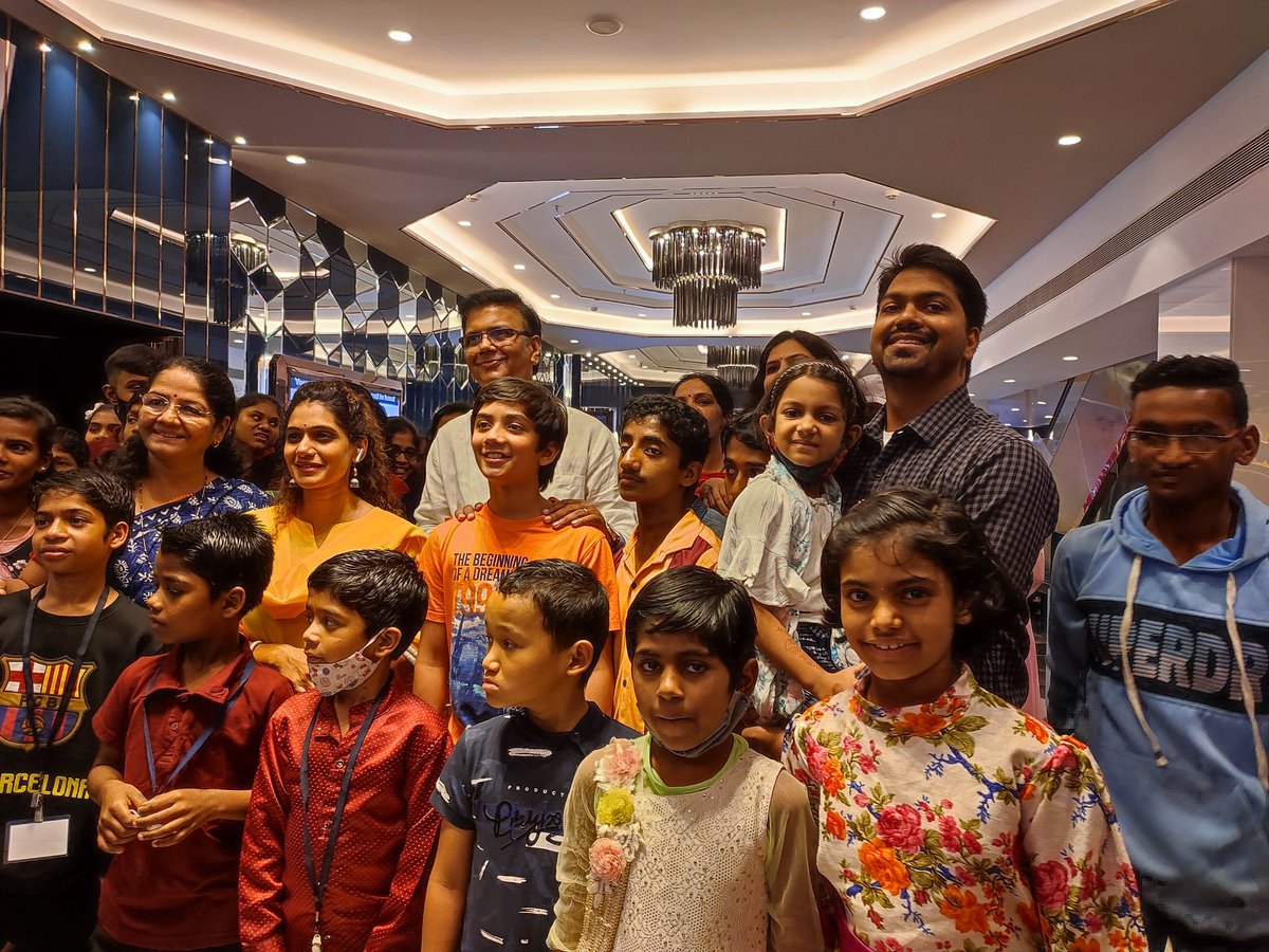 AmuGN5's tweet photo. #Ekdakaayzala
An amazing story about the father-son duo... Pure emotions... As usual beautifully composed songs... "रे क्षणा. " आणि "झोप का गं येत नाही.." Brilliant acting by everyone... Must Watch!!! Congratulations @KulkarniSaleel 👍
@UrmilaKothare @sumrag https://t.co/2qwfJdvUQV
