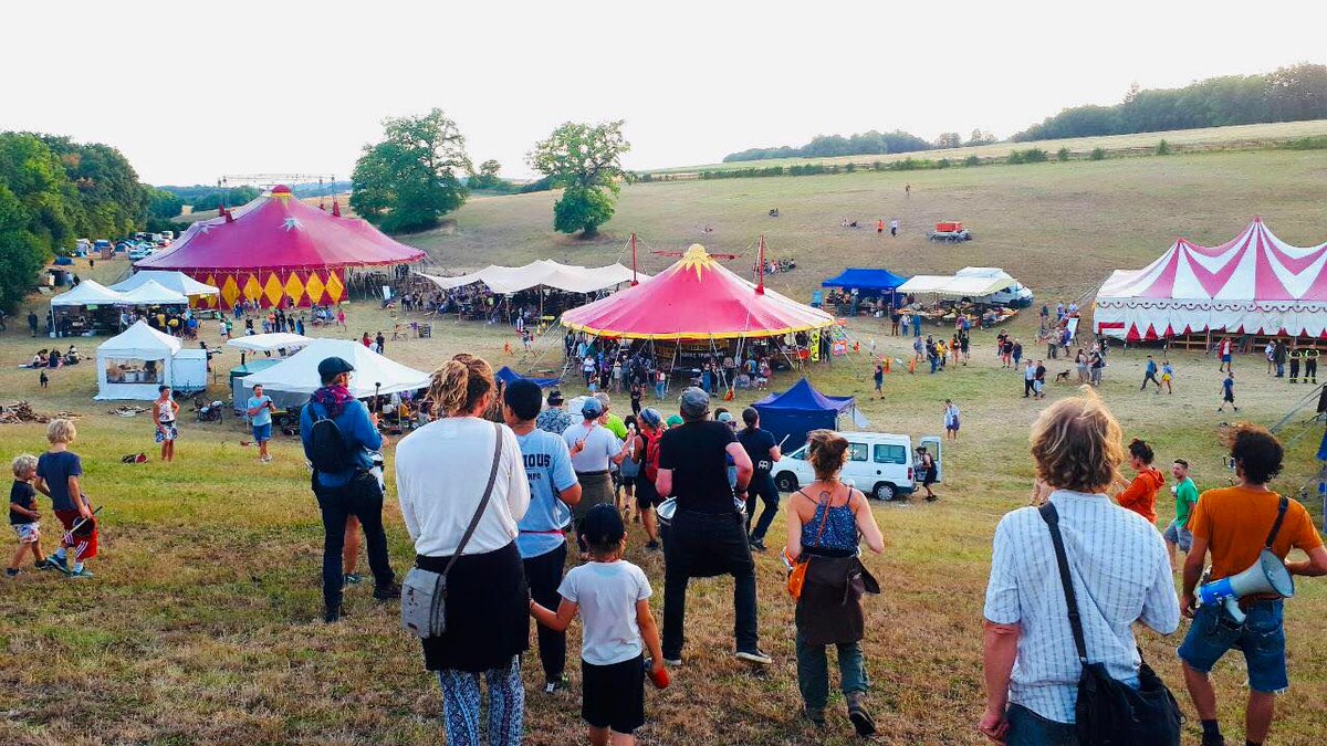BureFestival's tweet photo. En parallèle, des films et documentaires autour des pollutions du #nucléaire s'enchaînent. En arrière fond, les rires des spectacles. Une balade naturaliste en cours.
Tout se passe à merveille et il y encore un beau programme pour l'après-midi !
#Bure #Cigéo https://t.co/DOhICl3Ofq