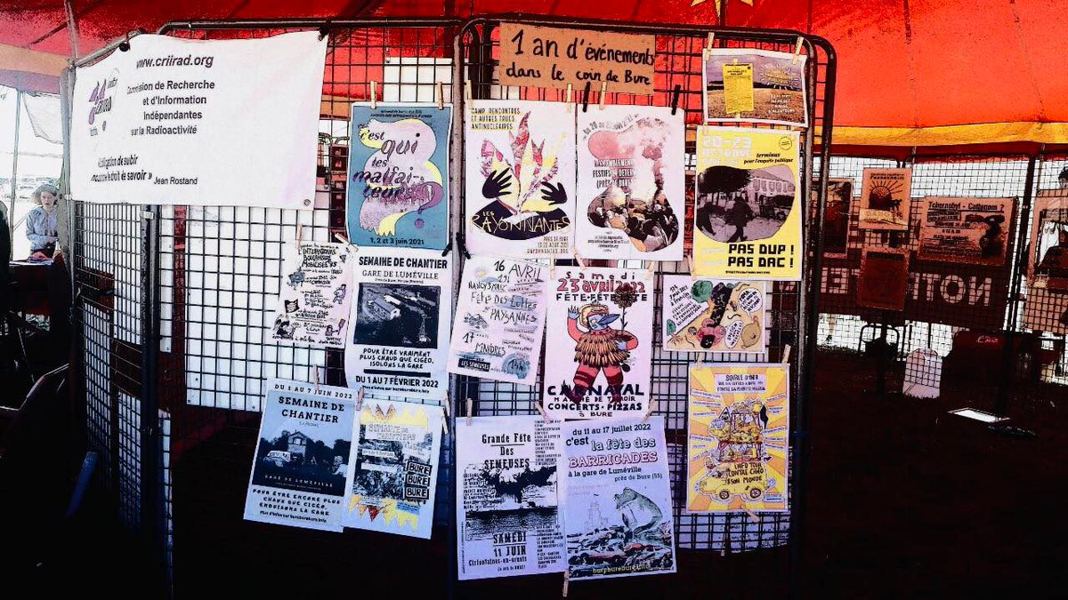 BureFestival's tweet photo. En parallèle, des films et documentaires autour des pollutions du #nucléaire s'enchaînent. En arrière fond, les rires des spectacles. Une balade naturaliste en cours.
Tout se passe à merveille et il y encore un beau programme pour l'après-midi !
#Bure #Cigéo https://t.co/DOhICl3Ofq