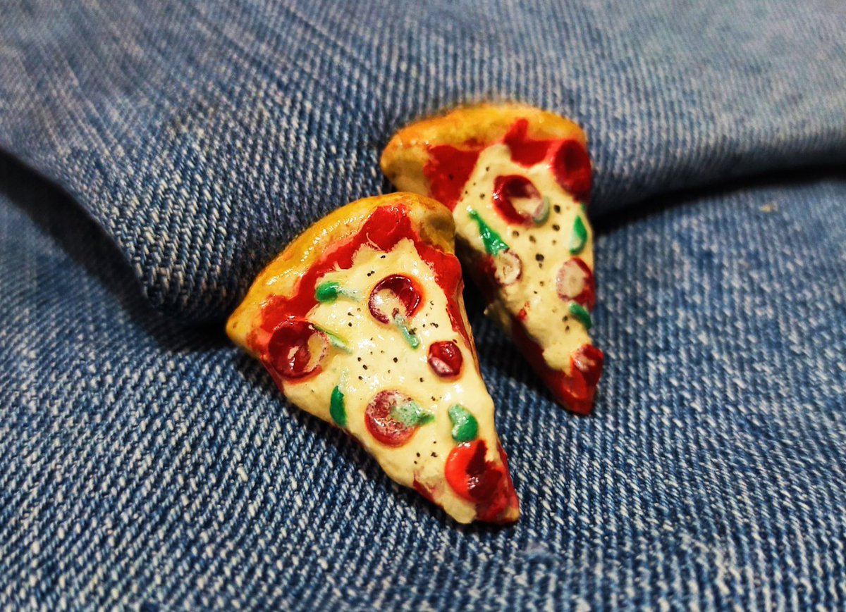 loloulooney's tweet photo. Pizza for everyone. 

#clayart #clay #ArtistOnTwitter https://t.co/KueZPrKV2m
