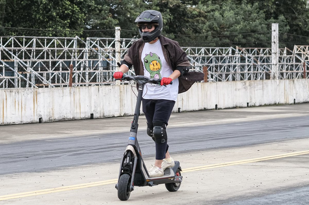 hongchanok's tweet photo. วันนี้ @sungka8800 และพี่เจ เจตริน ไป Test drive ครั้งแรกกับ Segway SuperScooter GT Series @ Bangkok Drag Avenue Raceway สนุกและตื่นเต้นมากๆเลยค้าบ ขอบคุณ MONOWHEEL และทีมงานมากๆนะคะสำหรับวันนี้ค่าา #Sungstarwin #ซุงศตาวิน #Sungfam #ซุงแฟม https://t.co/CefuLublUH