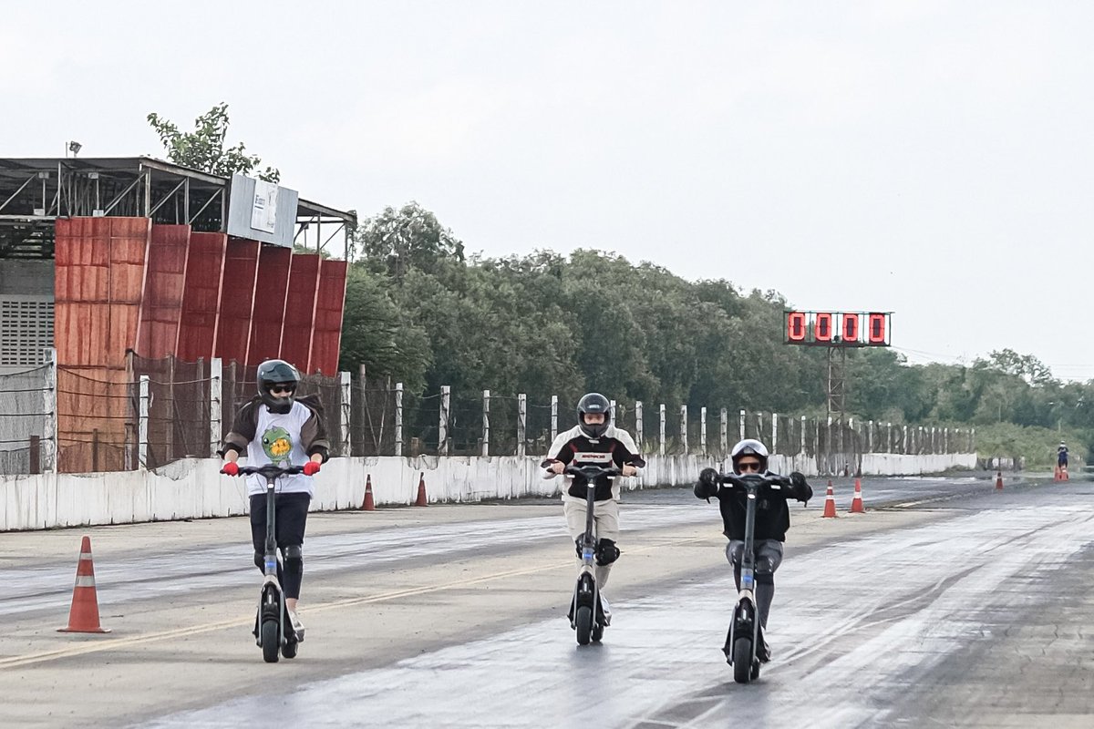 hongchanok's tweet photo. วันนี้ @sungka8800 และพี่เจ เจตริน ไป Test drive ครั้งแรกกับ Segway SuperScooter GT Series @ Bangkok Drag Avenue Raceway สนุกและตื่นเต้นมากๆเลยค้าบ ขอบคุณ MONOWHEEL และทีมงานมากๆนะคะสำหรับวันนี้ค่าา #Sungstarwin #ซุงศตาวิน #Sungfam #ซุงแฟม https://t.co/CefuLublUH