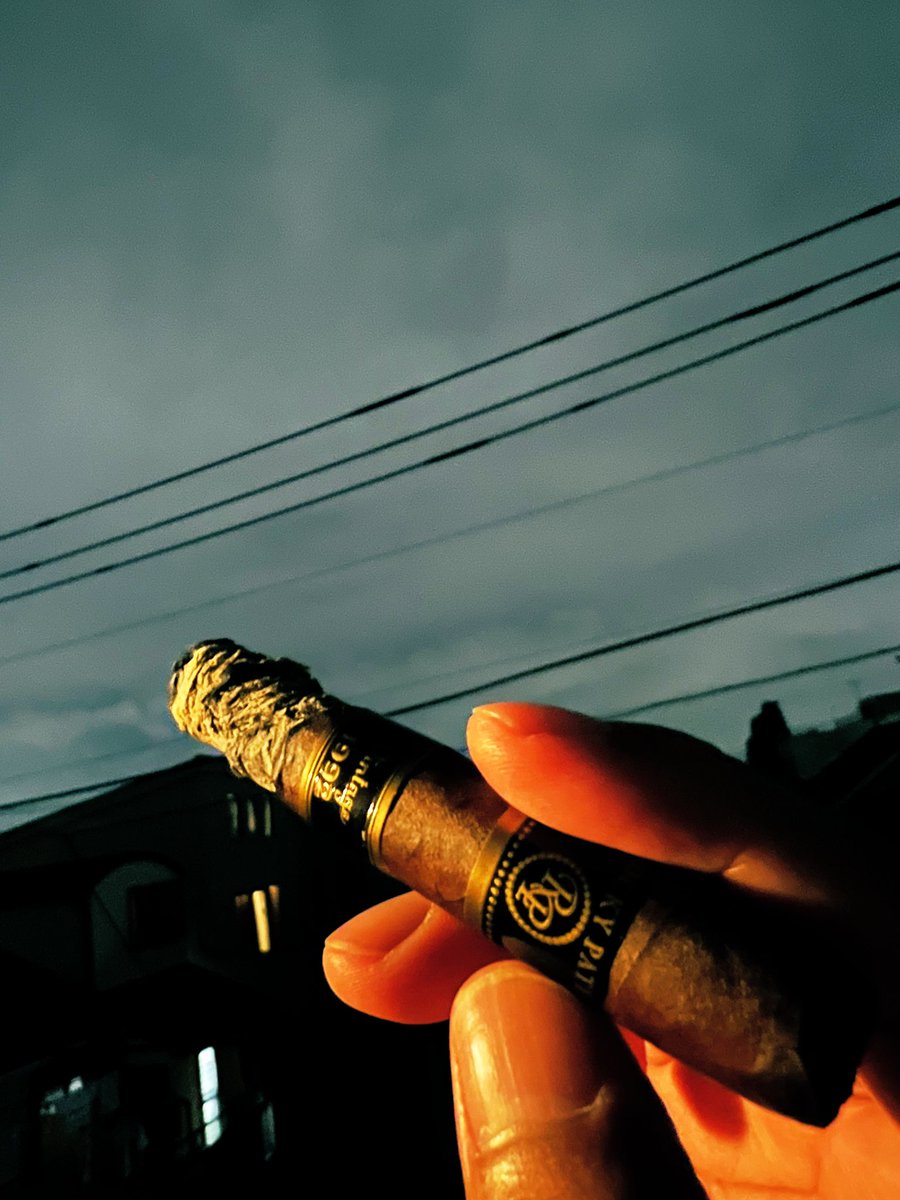hiro_shi_05's tweet photo. ロッキーパテル ヴィンテージ1992 ペティコロナ

＃葉巻
＃cigar 
＃ロッキーパテル 
＃RockyPatel 
＃ペティコロナ
＃PetitCorona
＃ホンジュラス https://t.co/weDWMcVryu