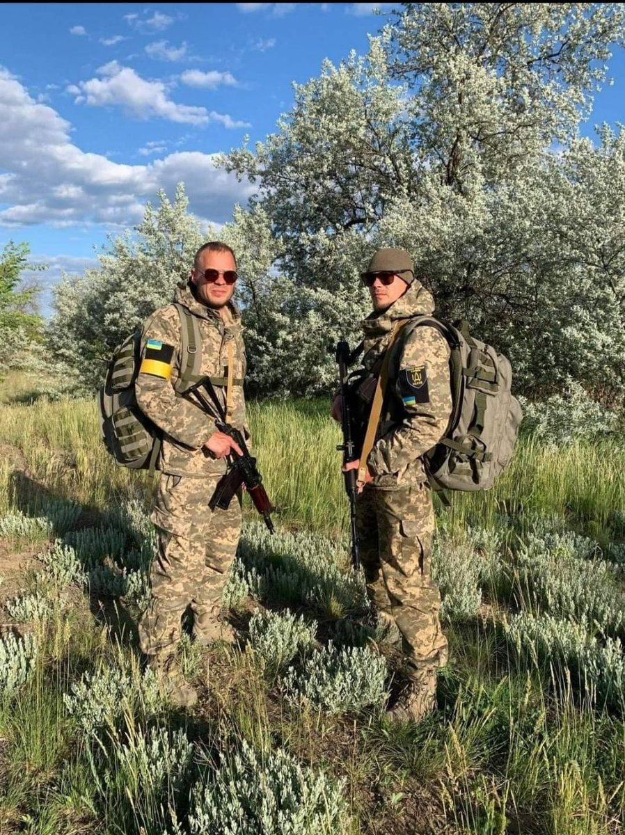 Gerashchenko_en's tweet image. Twin brothers Illia and Mykyta are in territorial guards.

In civic life Mykyta is a construction engineer and Illia is an IT developer. Now they know a lot about military service &amp;amp; tactical medicine.

After war brothers dream to build a large house for their cats - Snoke and Tim