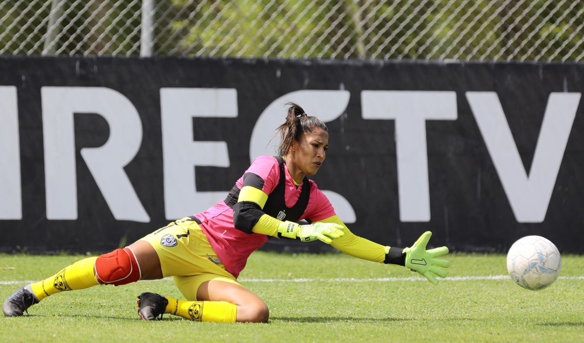 irenetobarmera's tweet photo. ¿Quieres ser extraordinaria?
Entonces que esperas para hacer algo diferente.
A C T I T U D I R E N E 👧🏽✨
🐉 MATCH DAY
📸 @pressouthec
#irenetobar #drogonasidv #mujervaliente #sinderechoarendirse #motivation #futbol #soccer #powergirl #onfire #valiente #goalkeeper https://t.co/DBqOTy3Y3q