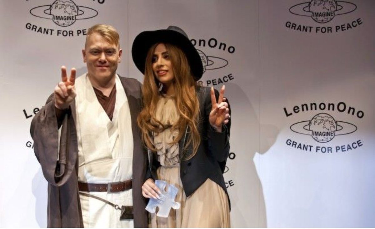 Jon_Gnarr's tweet photo. í stað þess að pirra mig yfir e-u þá hef ég ákveðið að sýna ábyrgð og taka frumkvæði. ég ætla að sækja um að komast á námskeið í athafnastjórnun hjá siðmennt.
mun framkvæma allar athafnir klæddur sem Obi Wan Kenobi! https://t.co/WgJzC5GObM