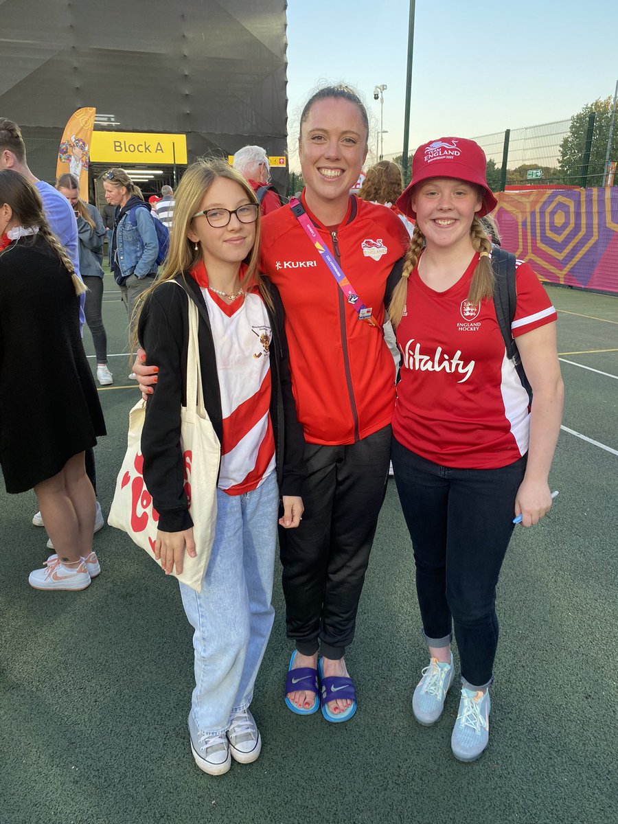 Great to meet @sarahjones8888 @Balsdon_Grace @LauraUnsworth4 @LilyOwsley and Ellie Rayer. Great to see them after the game. Thank you for the photos and good luck in the final I’ll be there ball patrolling!!!! #ballpatrol @wolveshockey