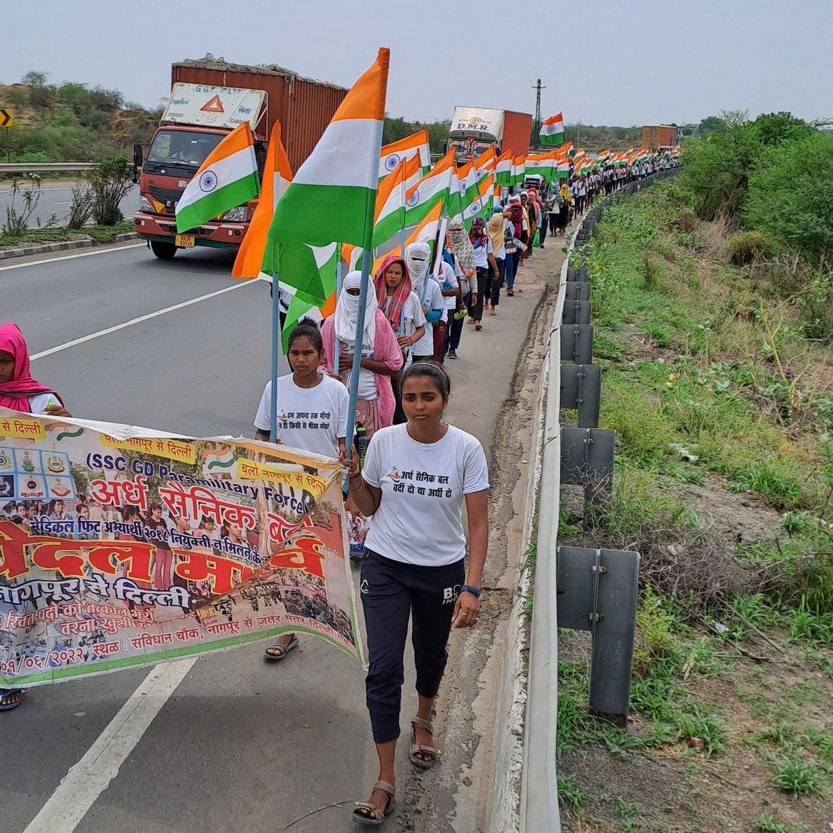SurinderChodhry's tweet photo. SSC GD-2018 भर्ती में नियुक्ति के लिए आंदोलन कर रहे युवाओं के पैरों में छाले पड़ चुके हैं
लेकिन, भाजपा राज में सरकारी भर्तियों पर ताले लग चुके हैं 

@AmitShah जी क्या इन युवाओं की मेहनत और संघर्ष का कोई मोल नहीं है? इनकी बात सुनिए, नियुक्ति दीजिए। 

@HansrajMeena @HansrajOffice_ https://t.co/i2lFirOJmf