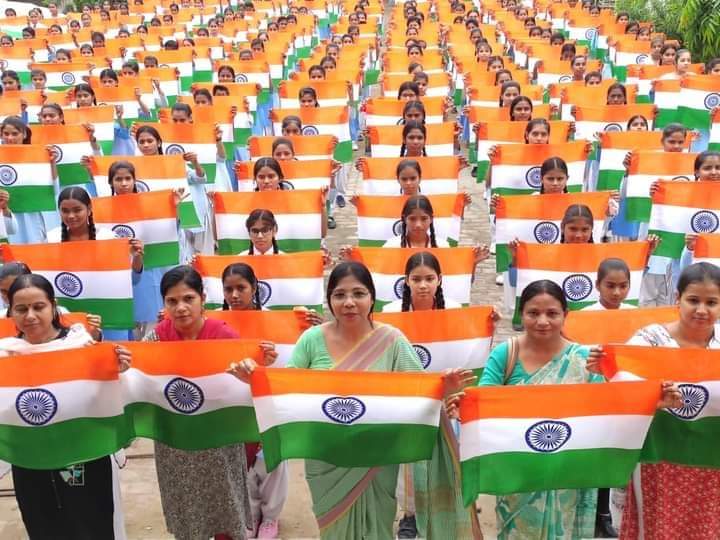 hema_purohitt's tweet photo. आज की सबसे सुन्दर तस्वीर ❤️🇮🇳
#1000RT #2000Like मीलेगा https://t.co/8rbxlzZXYl