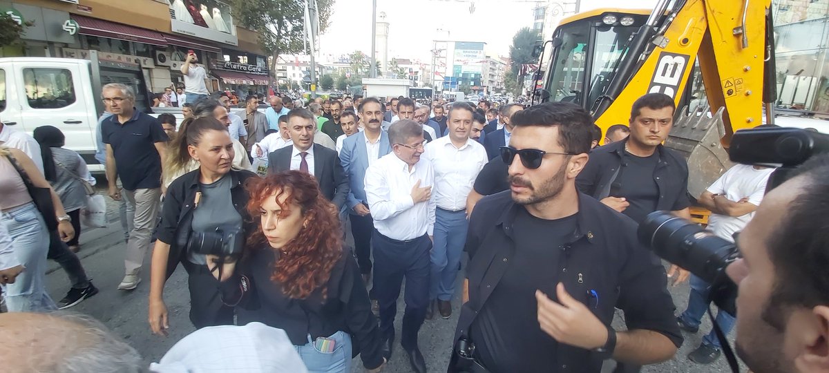 GelecekUmraniye's tweet photo. Ümraniye Hocasını bağrına bastı. Genel Başkanımız Sayın Ahmet Davutoğlu'nun Ümraniye ziyaretinde, tevazu ve samimiyet vardı.
Ahmet Davutoğlu hocamızı özleyen Ümraniye'li Hemşehrilerimiz hocamızla resim çekilmek için adeta birbiriyle yarıştı.
#TürkiyedeGelecekVar
@GelecekPartiTR https://t.co/5G8SMow4oD