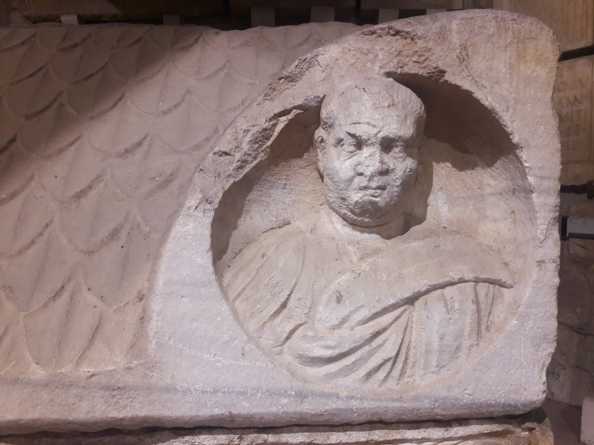 SokolowskiLuk's tweet photo. 2/ The cover has acroteria decorated by busts of owners shown in oval niches. Here Albucius, himself, realistically shown, middle-aged, with furrowed face and short-cut hair, in a toga, with the #umbo fold shown in a manner characteristic to times of 3rd-century crisis. https://t.co/tkrgAwlNCu