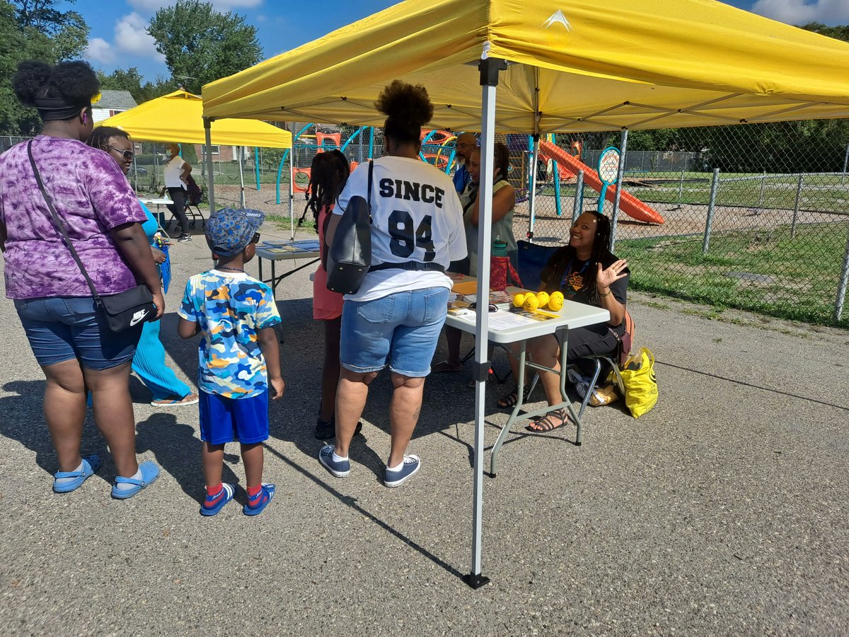 CarletonCougars's tweet image. During our Expo today, families had a chance to meet our counseling team, sign up for the PTA, meet staff and connect with some of our community partners. On top of that, lots of free resources, snacks and goodies. 
#Carletonrocks