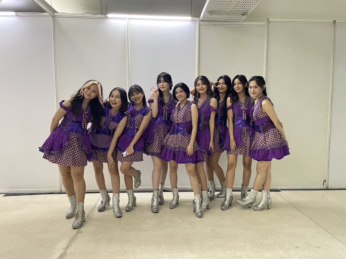 fiachuuu's tweet photo. 4! #JKT4810thAnniversaryConcert https://t.co/eTIZ28IXic
